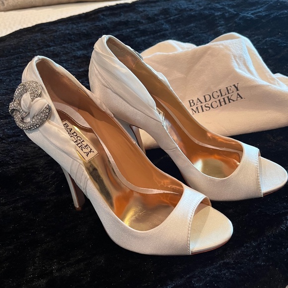 NIB Badgley Mischka Eavan Open Toe Wedding White Satin Pumps/Heels - Picture 1 of 13